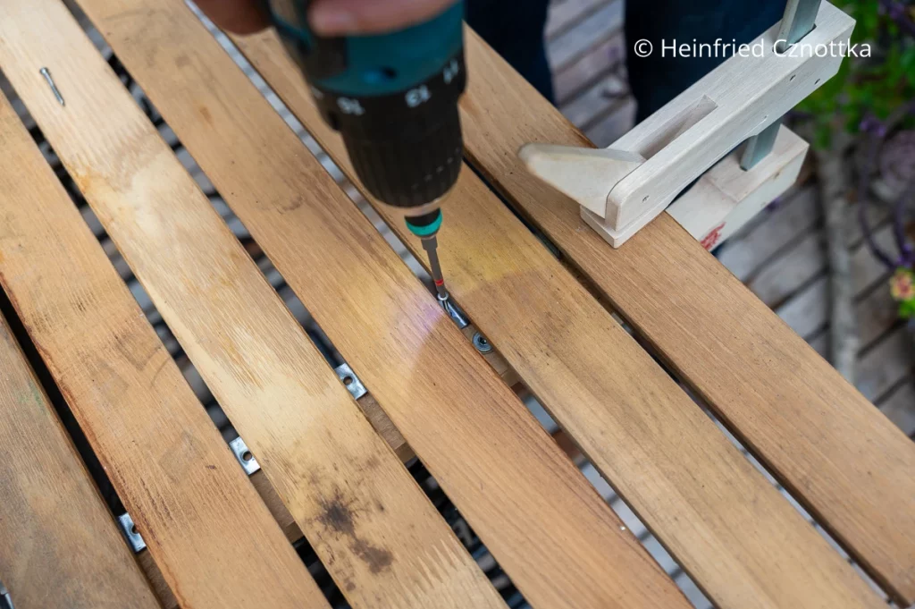 Befestigung der Klemmen mit Edelstahlschrauben