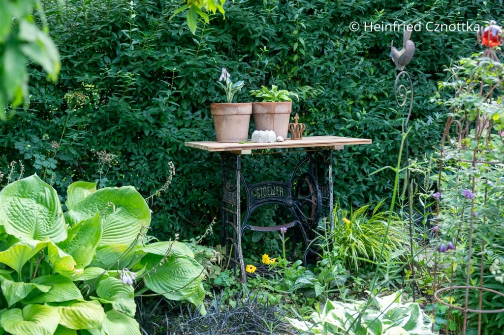 Tisch als Dekoobjekt im Garten